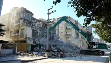 Kahramanmaraş'ta Deprem Hasarlı Binalar Yıkılıyor